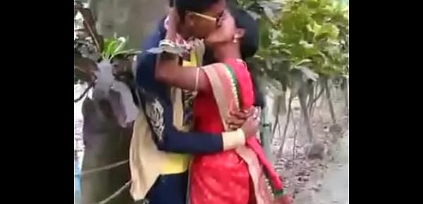  MARATHI DESI BOY AND AUNTY PASSIONATE KISS IN PUBLIC